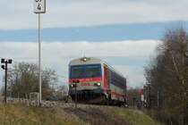 Regionalzug von Neumarkt-Kallham kurz vor der Einfahrt in den Bahnhof Braunau am Inn (05.02.2014)