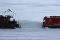 Zwischen Himmel und Erde - Zwischen alt und noch älter. RhB Krokodil Ge 4/4 182 und RhB Gem 4/4 802  Murmeltier  in Ospizio Bernina. 08.02.2014