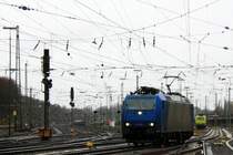 185 535-2 von Crossrail rangiert in Aachen-West und im Hintergrund steht 145 CL-031 von Alpha Trains  auf dem abstellgleis in Aachen-West bei strömenden Regen am 8.2.2014.