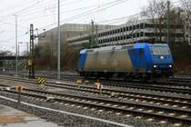 185 535-2 von Crossrail rangiert in Aachen-West bei strömenden Regen am 8.2.2014.