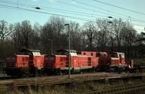 In strahlender Februarsonne präsentieren sich die 2 aktuell in Stralsund vorgehaltenen Schneepflüge, im Hintergrund  ein älterer Typ  Meiningen  , im Vordergrund ein moderner.Die beiden 212 (212 298-4  und 212 347-9) gehören nach Aussage eines Lokführers zur Schneeräumeinheit.Aufgenommen aus dem  EC 379 , 11:41 Uhr nach der Ausfahrt in Stralsund am  09.02.2014