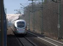 Halt am Kilometer 64.4 Der EC 176 Brno - Hamburg  Altona ist der nachrangige Zug und muß einen ICE kurz vor Jüterbog passieren lassen. Ein eingestellter ehemaliger IR Wagon (Fenster lassen sich öffnen)ermöglichte dieses Foto am 07.02.2014 12:39 Uhr. Aktuell fahren alle EC und IC von Dresden nach Berlin über Falkenberg - Jüterbog, sofern sie nicht in Elsterwerda halten.  