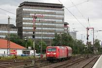 145 058 am 15.6.13 mit einem Stahlwagen in Dsseldorf-Rath.
