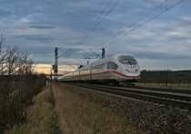 403 562-2 und 403 519-2 waren am 06.01.14 als ICE 504 von Basel SBB nach Kln Hbf unterwegs. Normaler Weise fhrt der Zug mit dem ICE 104 (Basel SBB - Amsterdam Centrl.) bis Kln zusammen, somit auch nur mit einem 403. Da der ICE 105 aus Amsterdam aber wohl zu spt in Kln war, fuhr ihm der 505, wie er in Richtung Sden heit, wohl schonmal vor.
Das Bild entstand bei Hgelheim.