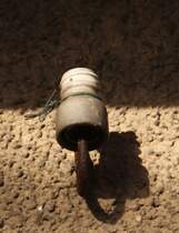 9.2.2014 Neubarnim. Eher seltene Form eines Isolators am Bahnhofsgebäude