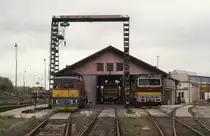 Blick auf Werkhalle im Depot Ceska Lipa am 7.10.1992:
Links Klein Diesellok 703043 und rechts 753003.