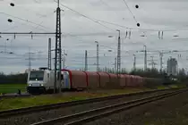 In Nievenheim am Güterbahnhof steht die 185 697-0 Jolina mit dem Northeimer abfahrbereit am Samstag den 8.2.2014 