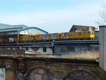 Gleisdreieckpark in Berlin: Lange aufgegebene Viadukte zeugen von der früheren Funktion dieses Gebietes, das nur wenige hundert Meter vom Anhalter Bahnhof entfernt liegt. Jahrzehntelang war das verwilderte Gebiet gesperrt, erst im September 2011 entstand hier eine weit reichende öffentliche Parkanlage, 2013 wurde sie um den Westpark erweitert. Im Bild fährt gerade eine U-Bahn der Linie 1 aus dem Bahnhof Gleisdreieck aus. 9.2.2014