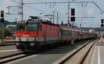 1144 017-1 kommt bei herrlichem Sommerwetter mit einem frisch gereinigten Regionalexpress vom Betriebsgelände der ÖBB in den HBf Salzburg eingefahren um neue Fahrgäste aufzunehmen. Am 15.07.2013. 