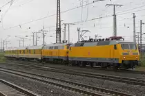 120 502 und 218 477 zogen am 14.5.13 einen Messzug aus dem Abstellbahnhof in Duisburg Hbf.