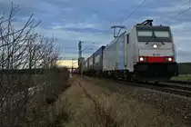 186 104 mit dem 41083 von Venlo nach Melzo am Abend des 06.01.14 s�dwestlich von H�gelheim.