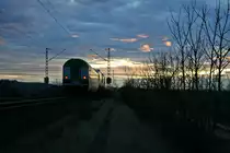 Nachschuss auf die RoLa (DGS) 43625 von Freiburg (Breisgau) Gbf nach Novara am Abend des 06.01.14 bei H�gelheim.