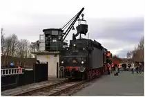 01 150 beim Bekohlen am 8. Februar 2014 im Kohlenhof des DDM (Deutsches Dampflokomotiv-Museum) in Neuenmarkt-Wirsberg.
Die Lokmannschaft macht sich wärendessen an das Abschmieren des Fahrwerks.