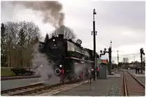 Der Wasservorrat der 01 150 wird mit Hilfe eines Doppelgelenkwasserkrans ergänzt.
Am 8. Februar 2014 konnte das am Kohlenhof des DDM (Deutsches Dampflokomotiv-Museum) in Neuenmarkt-Wirsberg beobachtet werden.