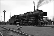 Die Vorräte der 01 150 werden im ehemaligen Bw Neuenmakt-Wirsberg ergänzt.
Mit ein bisschen Fantasie lässt sich die Atmosphäre wie vor 50, 60 Jahren erahnen...
Aufgenommen am 8. Februar 2014 im Kohlenhof des DDM (Deutsches Dampflokomotiv-Museum).