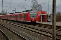 Gerade noch erwischt, nein nicht ein Fahrgast, sondern der Fotograf den 425 535-2 der am Samstag gegen Mittag von Rommerskirchen aus gen Koblenz unterwegs war. Vor wenigen Minuten ist der Zug in Grevenbroich gestartet, weil zwischen Grevenbroich und Rheydt die Kbs 465 wegen Brückenbauarbeiten gesperrt war. Samstag den 8.2.2014