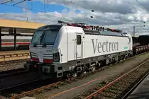 Am 11.02.2014 stand auch wieder der Urgestein-Vectron 193 901, dismal aber neben Gleis 1 vor der Lokleitung von DB Fernverkehr in Basel Bad Bf und wartet auf ihren nächsten Mess-Einstaz in der Schweiz.