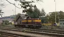 Irgenwie idyllisch mutet diese Szene am Rande des Depots Ceska Lipa am 7.10.1992 an. Diesellok 735193 rangiert mit einem Güterwagen.