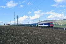 Wegen der Grossreinigung am planmässigen Pendel verkehrte heute als IC 571/578 Zürich-Chur-Zürich ein langer EWI/II Pendel. Beim Pendel handelt es sich um einen in Zürich stationierten Reservependel, welcher für solche geplanten Ersatzleistungen verwendet wird. Im Bild ist der Pendel als IC 571 bei Siebnen-Wangen. An der Spitze ist der BDt EWI 50 85 82-33 976-0, 11 EWI/II Wagen (4 davon 1. Klasse) schiebt die Re 4/4 II 11124, 12.02.2014. Leider kam genau während der Durchfahrt dieses Zuges eine Wolke vor die Sonne..