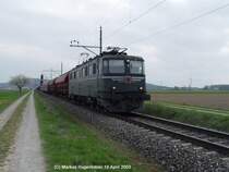 SBB Cargo Ae 610  Ae 6/6  vor einem G�terzug zwischen Rafz und H�ntwagen-Wil am 19.04.2003