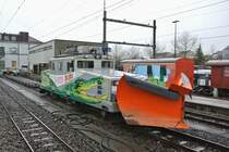 Ge 4/4 21 wartet mit seinem Schneepflug sehnlichst auf Schnee... Yverdon-les-Bains, 13.02.2014.