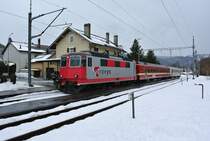 Re 420 503-6, ex. BLS 420 503-5, ex. SBB Re 4/4 II 11119, mit B LEGO 50 35 20-34 304-0 ex. RVT / TRN und Bt 50 85 80-35 904-2 ex. MThB / Thurbo. Dieser Occasion Pendel verkehrt im Valle de Joux als Sch�lerzug. Der sonst als Triebfahrzeug eingesetzte ABDe 538 316-1 ex. MThB / Thurbo ist zurzeit ausser Betrieb, le Pont, 13.02.2014.