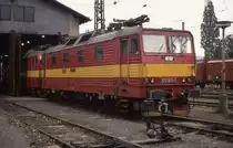 CSD Elektrolok 372013 vor dem Lokschuppen in Decin am 7.10.1992.
