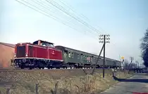 Südlich von Lingen ist eine 212 mit einer für die damalige Zeit typischen Wagengarnitur in Richtung Rheine unterwegs (Februar 1975)