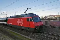 Re 460 062-3 kurz vor dem Bahnhof Muttenz. Die Aufnahme stammt vom 12.02.2014.