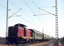 Mit einem Nahverkehrszug hat sich eine 212 im Februar 1975 auf den Weg von Rheine in Richtung Emden gemacht. Neben Umbau-Vierachsern kamen in diesen Zügen damals auch noch Vorkriegs-Eilzugwagen zum Einsatz. Zu diesem Zeitpunkt standen bereits die Masten für die elektrische Strecke nach Bad Bentheim, die in Salzbergen von der Emslandstrecke abzweigt und auf der am 01.06.1975 der elektrische Betrieb aufgenommen wurde. 