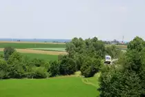 Am 11.7.13 verließ eine HzL von Tübingen nach Aulendorf vor wenigen Minuten den Bahnhof Nehren und strebt dem nächsten Bahnhof Mössingen entgegen. 
Aufgenommen zwischen Nehren und Mössingen. 