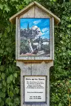 Dieses Marterl in St. Georgen bei Traunreut erinnert an einen tödlichen Unfall, der durch die Eisenbahn ausgelöst wurde. Bei der Vorbeifahrt eines Zuges auf der Bahnlinie Mühldorf - Traunstein, deren Trasse hier parallel Zur Landstraße Traunreut - Trostberg verläuft, scheuten 1916 die Pferde eines Bierfuhrwerkes. Die schweren Fässer verrutschten und erdrückten den Fuhrmann. 20.07.2013