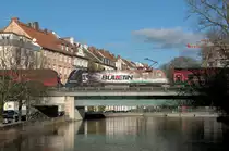 1116 222 überquert am 01.12.13 den großen Stadtbach in München