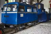 Kleinwagen 2 der Tegernseebahn AG im Localbahnmuseum Bayerisch Eisenstein am 22.06.2013. Leergewicht: 1.630 kg, Ladegewicht: 950 kg, Vmax: 70 km/h, zugelassen für 5 Personen. Dahinter ein Schneepflug.