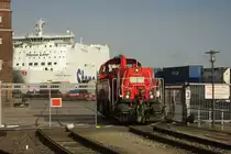 Glück gehabt am 10.2.2014: Wir waren gerade in Kiel mit dem Zug angekommen und gingen zum Hafen, als uns die Gravita 261025 über den Weg fuhr. Das Tor zum verschlossenen Hafenbereich wurde geöffnet und Gravita fuhr vor der Kulisse des
Fährschiffs Stena Germanica in den Zollbereich ein, um dort einen Güterzug abzuholen.