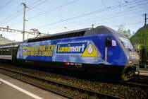 Die Re 460 013-6 mit der Werbreaufschrift   Mehr als nur Licht  am 10.5.03 in Arth-Goldau 