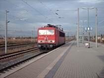 Die BR 155 163-9 rangierte am 17.11.2006 hinter dem Bitterfelder Bahnhof. Ungew�hnlich ist der Einholmstromabnehmer die die 155 besitzt. Zurzeit fahren viele 155`er mit ein Einholmstromabnehmer. Ich habe auch schon ein paar mit Scherenstromabnehmer gesehen(waren Standartsgem��).