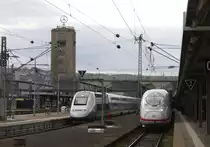 Neueste Schienenfahrzeuge trafen sich am 11.2.2014 im Hauptbahnhof Stuttgart.
Rechts steht der neue Velaro ICE 407017 am Bahnsteig. Links daneben steht abfahrbereit nach Paris Est der Doppelstock TGV der SNCF 4721.