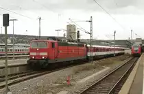 Eurocity 187 nach Zürich fährt am 11.2.2014 um 13.53 Uhr pünktlich in Stuttgart 
Hauptbahnhof aus. Zuglok ist die Mehrsystem Elektrolok  Mosel  181214.
