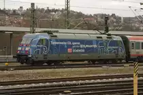 Die Werbelok  Ecophant  101042 bespannte am 11.2.2014 in Stuttgart HBF einen österreichischen Eurocity.