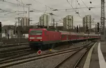 143201 fährt am 11.2.2014 um 12.40 Uhr mit einem Regionalzug in den Hauptbahnhof Stuttgart ein.