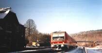 Der vom Wintereinsatz gezeichnete 628 489-7 h�lt am 5. Jan. 2003 in Philippsheim an der Eifelstrecke.