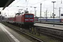 112109 fährt mit einem Dosto am 13.02.2014 um 10.48 Uhr in Stralsund ein.