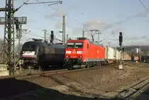 DB 185110 passiert mit ihrem Güterzug Richtung Süden fahrend am 14.2.2014 die
abgestellte MRCE Lok ES 64 U2 - 033.