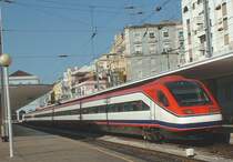 Alfa Pendular nach Porto Campanha am 06.05.2003 in Lissabon Santa Apolonia. Die Strecke ist 313 km lang, der Zug f�hrt ca. 3 Stunden, max. 220 km/Std. auf einer Neubaustrecke zwischen Coimbra und Aveiro, meistens 100 bis 160 km/Std. Zur Zeit gibt es viele Neubaustellen, deshalb die relativ lange Fahrzeit.