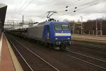 HGK 145 CL 201 fährt am 14.2.2014 um 12.23 Uhr völlig untypisch lackiert durch
den Bahnhof Kassel Wilhelmshöhe in Richtung Süden. Die Lokomotive ist lediglich durch den vorne seitlich angebrachten HGK Aufkleber zuzuordnen.