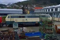 Zur  Kur  steht im Werksgelände von Gmeinder die 215 224-6 von EBM abgestellt. Leider konnte ich keinen besseren Fotopunkt wählen als diesen, da ich hier über den Zaun ohne Leiter hinweg fotografieren konnte. Mosbach/Baden Samstag 15.2.2014 