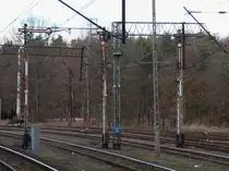 16.2.2014 Kostrzyn. Ausfahrsignale Richung Stettin aus Regionalzug aufgenommen. Bei den vielen Masten und Querträgern gibt vermutlich keinen besseren (öffentl. zugängl.) Standort - irgendwas ist immer dazwischen.