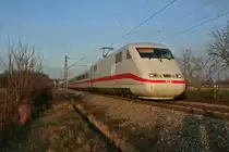 Im Abendlicht des 18.01.14 fuhr der 401 086-4 als ICE 75 von Hamburg-Altona nach Z�rich HB an mich vorbei. Abgelichtet wurde er s�dlich von Buggingen.