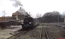 An einem trüben Februartag 1989 wartet eine Px 48 im Bahnhof Zaniemysl auf die Abfahrt nach Sroda. Diese 750 mm-Schmalspurbahn gehörte zu den letzten mit Dampflokomotiven betriebenen polnischen Schmalspurbahnen. Bis 1978 führt die Strecke weiter bis kurz vor Poznan.
